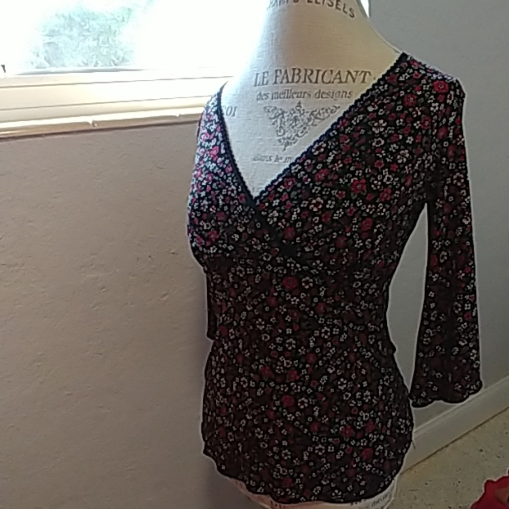 Julie's Closet flower quarter sleeve v neck shirt